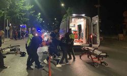Burdur’da park halindeki otomobile çarpan motosikletli genç ağır yaralandı