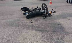 Burdur’da seyir halindeki motosiklet kavşağa kontrolsüz giren otomobile çarptı, 2 yaralı