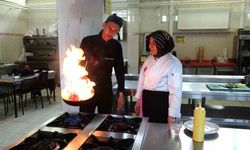 Geleceğin aşçılarının Fatma annesi, 30 yıllık tecrübelerini mutfakta öğrencilere aktarıyor
