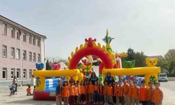 Okul bahçelerine kurulan balon park ile öğrenciler neşeleniyor