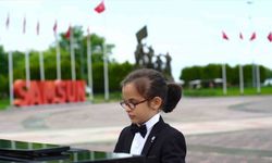 8 yaşındaki piyanistten Bandırma Vapuru Müzesi önünde ’Türk Marşı’