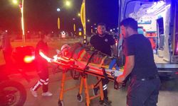 Otomobile çarpmamak için manevra yapan motosikletli yaralandı