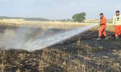 Dumlupınar’da tarım arazisindeki yangın büyümeden söndürüldü