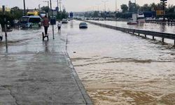 Sel suları yolu trafiğe kapattı, İstanbul’a D-100’den ulaşım kesildi