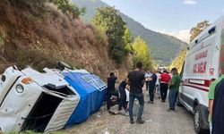 Antalya’da yoldan çıkan kamyonet devrildi: 1’i ağır 8 yaralı