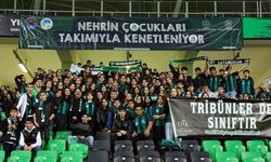 Başkan Alemdar, Sakaryaspor maçını minik tatangalarla izledi