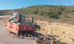 Bilecik’te seyir halindeki traktör römorku devrilirken, sürücüsü yaralandı