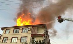 Karaman’da binanın çatısı alev topuna döndü, mahalleli sokağa döküldü