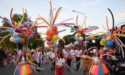 Uluslararası Kuşadası Sokak Festivali’nin açılışı Rio karnavalını aratmadı