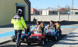 Ağrı’da çocuklar trafik kurallarını eğlenerek öğreniyor