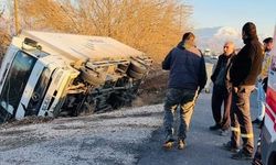 Elazığ’da kamyon yoldan çıktı, sürücü yaralandı