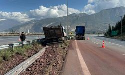 Hatay’da bariyere çarpan kamyon sürücüsü yaralandı