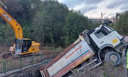 Kamyon altına aldığı otomobille dereye düştü, faciadan dönüldü