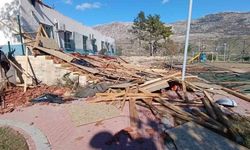 Okul, restoran ve evlerin çatıları uçtu, fırtına hayatı felç etti