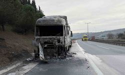 Otoyolda alev alan tırdan geriye demir yığını kaldı