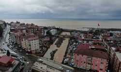 Rize’de yoğun yağışın ardından derelerin getirdiği çamur denizin rengini değiştirdi