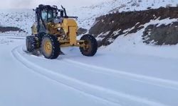 Şırnak’ta mevsimin ilk karı köy yolunu kapattı, ekipler seferber oldu