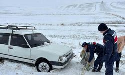 Yolda kalanların yardımına jandarma yetişti