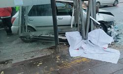 Ankara’da otomobil otobüs durağına çarptı: 3 yaralı