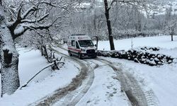 Elazığ’da kar nedeni ile köyde mahsur kalan hasta, yol açılarak hastaneye yetiştirildi