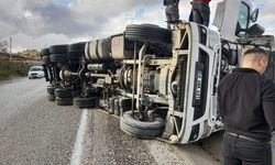 Tır kayganlaşan yolda devrildi; 1 yaralı