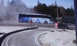 Turistleri taşıyan otobüs, iş makinesine böyle çarptı