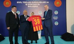 Cumhurbaşkanı Erdoğan’a Kayserispor forması hediye edildi