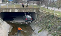 Gaziosmanpaşa’da baba, oğlunun iki gün önce kaçırdığı otomobiliyle su kanalına uçtu