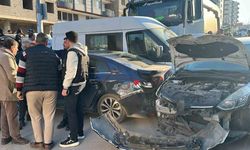 Hatay’da freni patlayan hafriyat kamyonu 5 aracı biçti: 3 yaralı