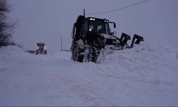 Karda mahsur kalanların imdadına yetişiyorlar