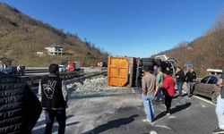 Kil yüklü kamyon devrildi, sahil yolu bir saat ulaşıma kapandı: 1 yaralı