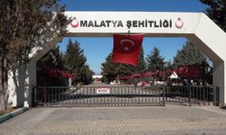 Malatya Şehitliği’nde kabirler rutin olarak temizleniyor