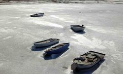 Buzlar içinde kalan balıkçı teknelerinden kartpostallık görüntüler
