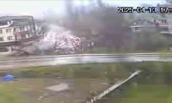 Bartın’da ağaca düşen yıldırım kamerada