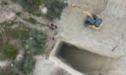 Define için araziyi iş makinasıyla kazarken yakalandılar