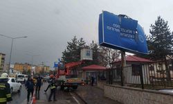 Erzurum’da fırtına çatıları uçurdu