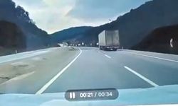 Kütahya’da tır otomobilin üzerine devrildi