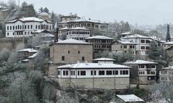 Osmanlı şehri Safranbolu’nun tarihi yapıları Nisan ayında beyaza büründü