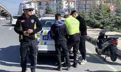 16 yaşında ehliyetsiz, plakasız ve kasksız motora bindi, 54 bin lira ceza yedi