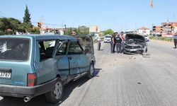 2 otomobil kavşakta çarpıştı: 1 yaralı