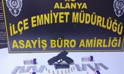 Alanya’da ruhsatsız silah ve uyuşturucu hap ele geçirildi