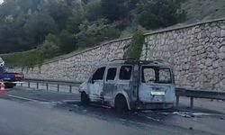 Ankara’da alev topuna dönen otomobil kullanılamaz hale geldi