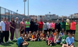Anneler çocukları için sahaya çıktı