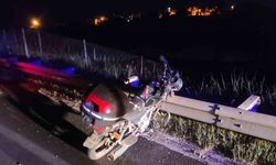 Bariyerlere sıkışmış motosikleti trafik ekiplerinin dikkati ortaya çıkardı