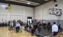 Başkan Altay tekerlekli sandalyeye oturdu, engelli basketbolcularla maç yaptı