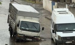 Batman’da altyapı çalışması sonrası yol çöktü: Seyir halindeki kamyonet zarar gördü