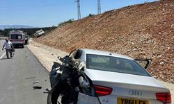 Bilecik’te kamyon park halindeki otomobile çarptı, 1 yaralı