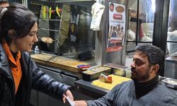 "Bir zamanlar işçiydim" dedi, günlük hasılatını işçilerine dağıttı