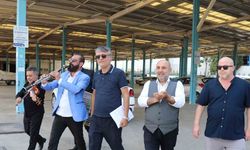 Böyle tepki görülmedi, mahkeme kararını davul zurnayla belediyeye teslim etti