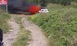 Büyükçekmece’de park halindeki araba alev alev yandı